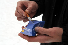 Un skieur écrase sa cigarette, le 19 février 2010 à Chamrousse (Illustration)