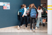 Des collégiens allant vers leur salle de classe, en septembre 2025.