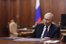 Vladimir Poutine participe à une réunion avec le gouverneur de la région de Koursk au Kremlin, à Moscou, le 1er décembre 2025.