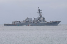 Le USS Sampson (DDG 102), un destroyer lance-missiles de la marine américaine, accoste au terminal international de croisière Amador à Panama City, au Panama, le 2 septembre 2025.