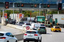 Des voitures et des camions attendent dans différentes voies de circulation, dont certaines sont réservées à l'utilisation de péages électroniques sous le portique du péage Valence Sud de l'autoroute A7, en France, le 10 septembre 2025.