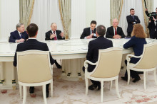 Le président russe Vladimir Poutine a accueilli mardi soir au Kremlin l'émissaire américain Steve Witkoff pour évoquer le plan de Washington visant à mettre fin à la guerre en Ukraine.