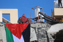 Des femmes à Gaza installant un drapeau palestinien