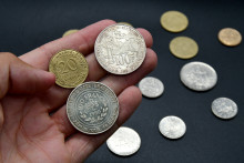 Des Francs en argent et en or (image d'illustration)