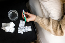 Une forte fièvre, des frissons, une fatigue intense, des douleurs musculaires ou encore des maux de tête caractérisent la grippe.