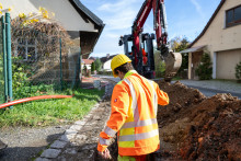 Un ouvrier de chantier devant des maisons (image d'illustration)