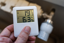 Illustration montrant le chauffage dans une maison, avec un thermomètre indiquant 19 °C, la température recommandée pour économiser l'énergie.
