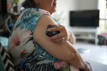 Une femme diabétique mesure son taux de glycémie grâce à un appareil électronique placé sur un patch appliqué sur son bras (image d'illustration)