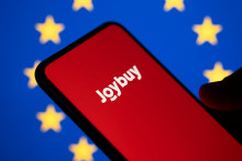 Le logo du géant chinois "Joybuy" sur un téléphone. (Illustration)