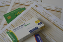 Illustration d'un arrêt de travail avec une boite de médicament