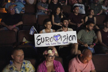 Des spectateurs suivent la finale de l'Eurovision, le 17 mai 2025 à Tel Aviv (Israël).