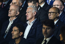 Didier Deschamps entourné de son adjoint Guy Stéphan et du patron de la FFF Philippe Diallo lors du tirage au sort de la Coupe du monde, le 5 décembre 2025 à Washington.