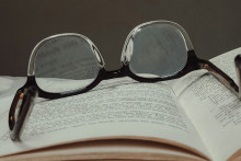 Un livre et une paire de lunettes