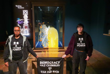 Des militants du groupe "Take Back Power" ont lancé de la nourriture sur la vitrine des joyaux de la Couronne à Londres, le 6 décembre 2025.