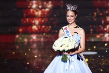 Hinaupoko Devèze, Miss Tahiti, avec sa couronne et son écharpe de Miss France 2026