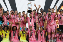 Lionel Messi soulève la MLS avec l'Inter Miami après sa victoire en finale contre Vancouver, le 6 décembre 2025 à Fort Lauderdale.