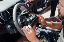Un système d'airbag en train d'être changé sur une voiture Citroën.
