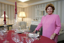 La baronne Nadine de Rothschild pose le 13 novembre 2006 à son "Académie Nadine de Rothschild International Art de Vivre" à Carouge, près de Genève