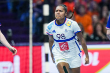 L'ailière gauche de l'équipe de France de handball Suzanne Wajoka contre les Pays-Bas au Mondial, le 8 décembre 2025 à Rotterdam.