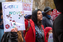 Une manifestation en faveur d'une meilleure protection de l'enfance à Paris en novembre 2025