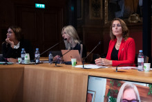 L'avocate Anne-Claire Lejeune (à gauche) et deux femmes témoignant des violences sexuelles dans le milieu du mannequinat au Sénat en 2021.