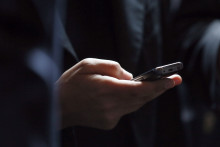 Une personne tenant son téléphone portable (illustration).