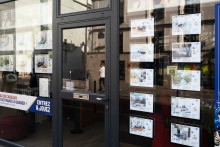 Une vitrine d'une agence immobilière à Paris (image d'illustration)