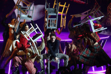 Bastiaan lors de son tableau chanté/dansé, le 1er novembre 2025.