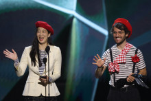 Jennifer Svedberg Yen (gauche) et Guillaume Broche, créateurs du jeu vidéo "Clair Obscur : Expedition 33", lors des Game Awards au Peacock Theater, à Los Angeles, en Californie, le 11 décembre 2025.