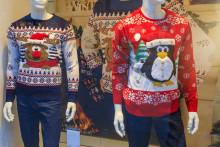 Des pulls de Noël en vitrine d'un magasin
