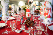 Une table dressée pour Noël (photo d'illustration)