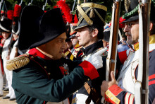 Un homme en costume de Napoléon lors d'une reconstitution historique au Château de Versailles le 11 septembre 2021