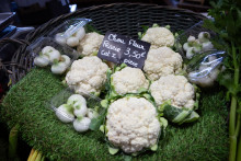 Cette photographie montre des choux-fleurs sur un étale du marché de Fouras, dans l'ouest de la France (illustration)