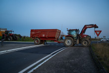 Des agriculteurs en colère contre l'abattage de troupeaux affectés par la dermatose bovine ont bloqué l'autoroute Toulouse-Bayonne, le 12 décembre 2025