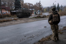 Un soldat observant le passage d’un véhicule blindé dans le Donbass, dans l'est de l'Ukraine.