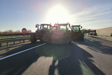 Des CRS bloquant l'accès à l'autoroute A64 au niveau de Carbonne (Haute-Garonne), le 12 décembre, pour empêcher les blocages d'agriculteurs.