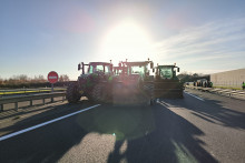 Des CRS bloquant l&#39;accès à l&#39;autoroute A64 au niveau de Carbonne (Haute-Garonne), le 12 décembre, pour empêcher les blocages d&#39;agriculteurs.