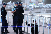 Des policiers patrouillent près de Bondi Beach, ce lundi 15 décembre.