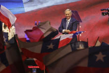 José Antonio Kast célèbre sa victoire sur scène, ce dimanche 14 décembre, à Santiago.