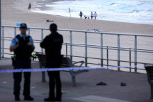Des policiers patrouillent près de Bondi Beach, ce lundi 15 décembre 2025.