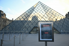 Le musée du Louvre, fermé le lundi 15 décembre 2025
