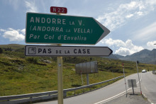 Un panneau indiquant la direction de l'Andorre et du Pas-de-la-Case (illustration)