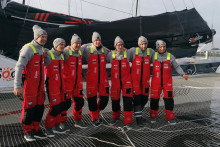 L'équipage Sodebo Ultim autour de Thomas Coville (3è en partant de la gauche)