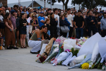 Des passants déposent des fleurs au mémorial du Bondi Pavilion, après l'attentat terroriste survenu le 15 décembre 2025, à Bondi Beach, à Sydney, en Australie