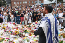 Un rabbin rend hommage aux victimes près de Bondi Beach, ce mardi 16 décembre 2025.
