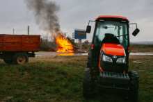 Les agriculteurs bloquent une route à Remoulins (Gard), ce mardi 16 décembre 2025.