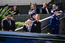 Le cercueil du rabbin Eli Schlanger arrive à la synagogue de Bondi ce mercredi 17 décembre 2025.