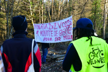 Des membres du collectif Alouettes 147 protestent à Nieul (Haute-Vienne), ce 14 décembre 2025.
