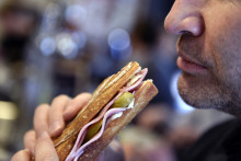Manger un sandwich jambon-beurre à bord d'un train Eurostar peut vous valoir une amende de 5.000 euros.