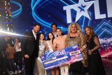 Le duo EmYo, vainqueur de la saison 20 de "La France a un incroyable talent", entouré du jury de l'émission.